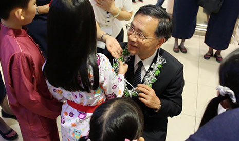 慈濟幼兒園小朋友，身穿馬來西亞各民族傳統服飾，為蔡炳坤執行長戴上用香蘭葉製成的接機花圈 ，盡現馬來西亞特色。【攝影者：陳瑞文】