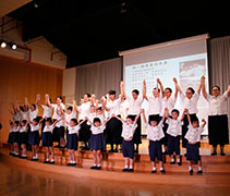 慈濟幼兒園的師生與家長呈現手語表演，為講座會做了溫馨的開場。【攝影者：劉智淵】