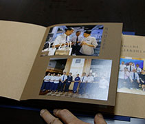 檳城教育志業的同仁送給蔡執行長一本親手製作的相冊，記錄了蔡執行長此次檳城站的點滴。【攝影者：劉智淵】