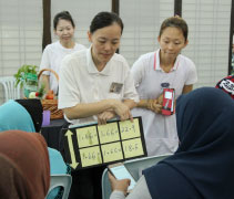 人醫會醫師及營養師將針對民衆的健康狀況給與適當的咨詢。健檢同時一起呼籲大家茹素、盡量少鹽、少油、少糖和多運動，就能平衡身體的三高。【攝影者：區伯祿】