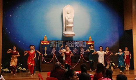 十位怡保師訓學院的慈青，呈現練習一星期的成果，印度舞。【攝影者：張愛璇】
