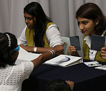 兩位印度裔志工為小朋友進行色盲檢驗。【攝影者：張愛璇】