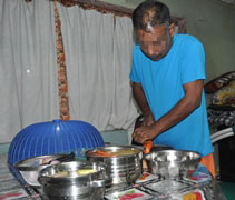照顧戶阿瑪拉瓦蒂的哥哥巫瑪瑪西平日經營雜貨店，擅長下廚的他，也是一位業餘廚師，若鄰近有印度喜慶廟會活動，常會邀請他去下廚。這一回，他再次發揮廚藝，在住家烹調色香味俱全的印度素食大餐。【攝影者：周成山（濟濡）】