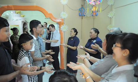 志工與會眾齊唱慈濟歌及呈現馬來語版歌曲〈一家人〉（Kita Satu Keluarga）的手語。【攝影者：梁毅盈】