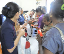 慈濟志工給照顧戶獻上屠妖節禮包及紅包，祝福大家平安健康。【攝影者：梁毅盈】
