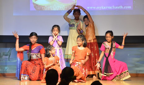 照顧戶的子女在臺上表演印度歌舞。【攝影者：王維信】