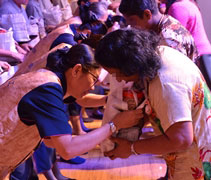 慈濟志工代表慈濟新山支會，獻上了二十五份禮包，禮包內除了有淨斯食品，還有印度傳統食物姆魯古（Muruku）。【攝影者：王維信】