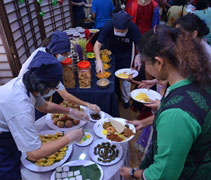 配合屠妖節，志工準備了各式各樣的印度風味食物，讓照顧戶們能開心地歡慶佳節。【攝影者：王維信】