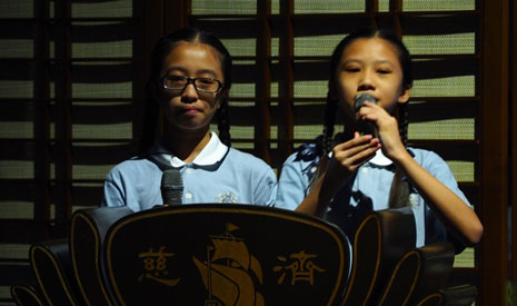 2017年吉打分會人文學校結業禮上，葉宇巧葉宇千兩姊妹拿著麥克風，清純亮麗地站在臺前主持儀式。【攝影者：何義雄（誠瓛）】