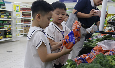 小朋友快樂成長營的第一個任務，是前往超市採購晚餐食材。孩子們認真挑選新鮮食材及對比價格，一點也不馬虎。【攝影者：黃翊晴】