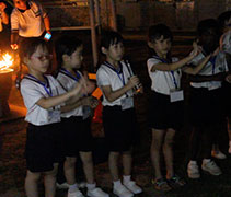 檳城慈濟幼兒園六歲班孩子在營火的微光中表演，感恩老師的無私教導。【攝影者：陳瑞文】
