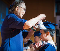 師長為慈濟幼兒園畢業生進行撥穗儀式，意味孩子已如成熟的稻穗般學有所成。【攝影者：顏文煌】