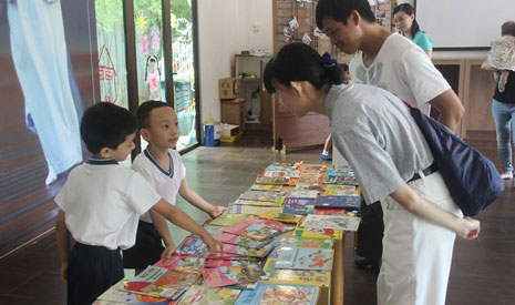 馬來西亞吉打慈濟幼兒園六歲班的小朋友為了與他們年齡相仿的孩子可以安心上學，他們發起了募書義賣活動。【攝影者：許證勝（濟韡）】