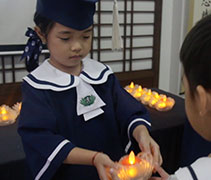 心燈帶著畢業生的祝福與期望，傳承給今年五歲班的學生。【攝影者：黃翊晴】
