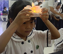 接過心燈，意味著五歲班的孩子將擔起幼兒園內「大孩子」的角色，接下照顧弟弟妹妹的重任。【攝影者：黃翊晴】