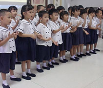 檳城慈濟幼兒園五歲班的學生為畢業生帶來手語表演，感謝他們以往的照顧。【攝影者：黃翊晴】