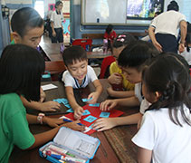 檳城慈濟幼兒園六歲班的學生與哥哥姐姐們合力完成老師佈下的作業。【攝影者：黃翊晴】