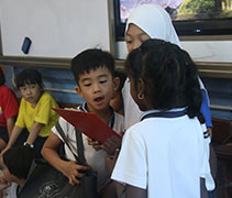 小朋友們勇敢上前朗讀馬來文句子，良好的適應了新的教學環境。【攝影者：黃翊晴】