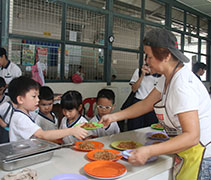 幼兒園的孩子們首次在小學食堂購買午餐，讓他們留下了深刻的記憶。【攝影者：黃翊晴】