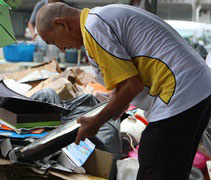 高齡78歲的盧亞峇與妻子為了做環保，一大清早就騎著摩托車前來。他覺得這是一件好事，所以做得很歡喜。【攝影者：尤靜蓓（慮忱）】