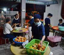 為確保提供新鮮食材給民眾，大多數材料都是當天才處理。志工從清晨5點開始就忙碌，各司其職投入準備工作，非常有效率。【攝影者：蔡振加】