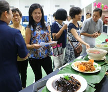 日得拉歲末祝福場內特設了「呷菜尚介讚區」，桌上展列的素魚翅、扣肉、咖哩羊肉、豬腳醋、麥片蝦和肉骨茶是廣受普羅大眾喜愛的家常菜。陣陣食物香味吸引了不少民眾圍觀，紛紛詢問烹調法。【攝影者：洪愛惜（慈菁）】