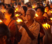 祈禱時段，蘭卡威民眾虔誠舉心燈祈願，願心念上達諸佛心。【攝影者：許証詒】