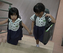 六歲的同學牽著四歲的弟弟妹妹，展現互助互愛的精神。【攝影者：劉智淵】