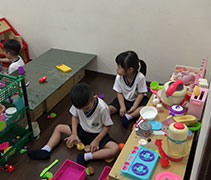 課室裡有很多玩具供小朋友自己選擇。【攝影者：劉智淵】