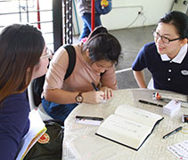 陳耐妘師姊以證嚴上人的法語集《靜思語》與民眾分享慈濟精神，希望藉此讓更多人認識慈濟，走進慈濟。【攝影者：梁杏然（慮語）】