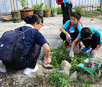 提醒孩子們保麗龍和零食袋帶給環境的危害。【攝影者：巫莉嬌】