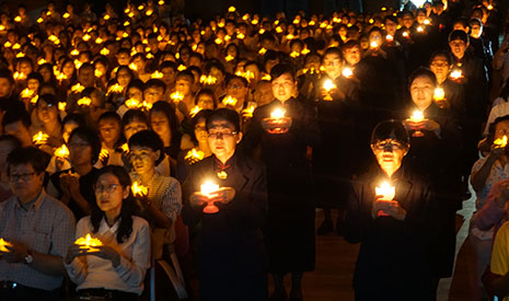 慈誠委員引領鄉親們點燃心燈，虔誠祈禱。祈願淨化人心、社會祥和、天下無災難。【攝影者：方明忠】