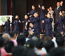 陳素瑄师姐與慈誠委員帶動鄉親們比劃手語《感謝天、感謝地》。【攝影者：陳振添】