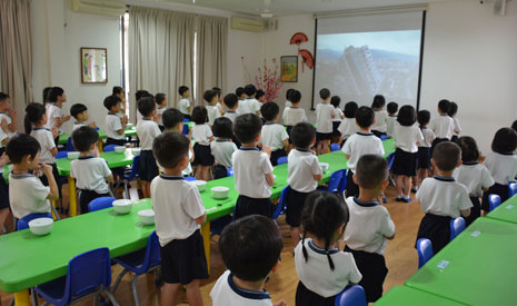 新山慈濟幼兒園於午齋時間，為花蓮地震災民祈禱。【攝影者：吳學敏】