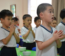 孩子們在午餐前，清唱〈祈禱〉，為花蓮地震災民祈福。【攝影者：吳學敏】
