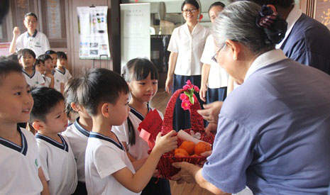 過年期間，吉打慈濟幼兒園師生帶著新春禮藍來到靜思堂拜年，感恩志工及職工常年付出。【攝影者：許證勝（濟韡）】