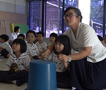 檳城慈濟幼兒園學生以水桶，取代鑼鼓，為舞龍舞獅節目增添氣氛。正式表演前，老師為學生進行了多次排練。【攝影者：黃翊晴】