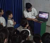 檳城慈濟幼兒園老師事前讓孩子們觀看舞龍影片，加深他們對舞龍的瞭解。【攝影者：黃翊晴】
