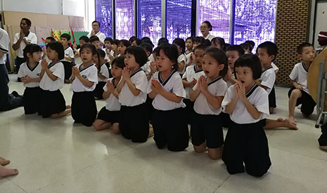 檳城慈濟幼兒園學生在老師的帶領下，為臺灣人民祈禱，期許他們早日脫離困境。【攝影者：蕭依玲】