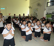 峇六拜慈濟幼兒園學生雙手合十，虔誠祈禱，愿孩子們的祝福，能傳遞到地球的另一方，為身陷困境的人們帶來一絲溫暖。【攝影者：王莉媚】