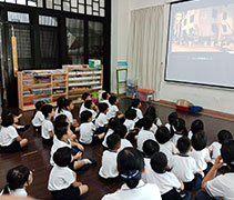 高淵慈濟幼兒園學生觀看花蓮地震相關新聞，熒幕上房屋倒塌的畫面，深深震撼了他們幼小的心靈。【攝影者：李靜薇】