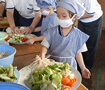 檳城慈濟幼兒園學生穿戴整齊，加入備料行列，這頓由全員一同成就的團圓飯，比以往的每一餐，更爲美味。