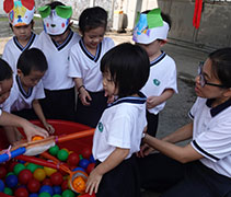 放學前，老師為小朋友舉辦了場小型廟會，透過多元化的傳統游戲，讓孩子們認識中華文化。