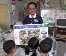 慶祝新年之餘，小朋友把握機會向志工學習環保知識。【攝影者：劉智淵】