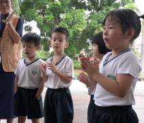 小朋友唱新年歌給左鄰右舍拜年，逗趣的模樣感染了每一個人。【攝影者：劉智淵】