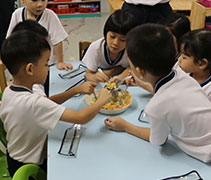 小朋友用湯匙取代筷子，在班上與同學們一同撈素食魚生。【攝影者：陳瑞文】