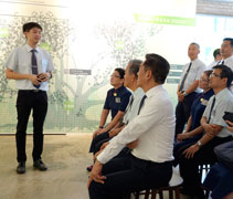 何日生主任參訪新山慈濟環保教育館，對環保志工們的用心給予高度肯定。 【攝影者：劉玲妹】