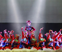 由吉華華中舞團精彩呈現的藏族名曲《羌繡》特別吸人眼球，那熱情高亢的旋律、輕盈奔放的舞姿，以及絢麗耀眼的民族服裝在鎂光燈下舞動時，濃烈的民族特色一一被展現。【攝影者：洪光勵】
