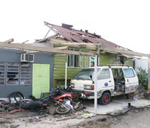 歷經龍捲風肆虐，位於吉打州亞羅士打大山小鎮的房子宛如一片廢墟。【攝影者：洪愛惜（慈菁）】