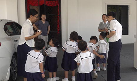 峇六拜慈濟幼兒園四歲班學生在老師的帶領下，走入社區，到鄰居家拜年、送祝福。【攝影者：黃翊晴】